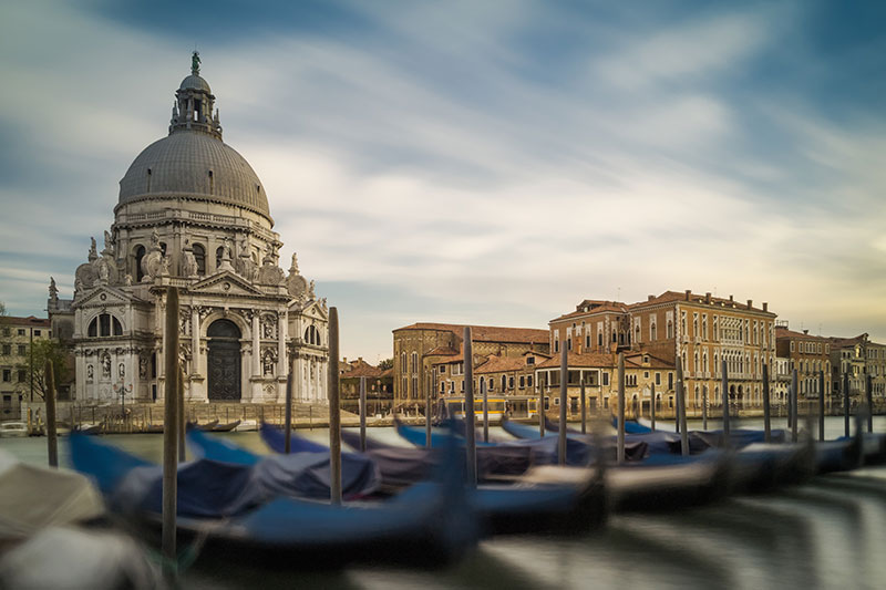 Santa Maria della Salute con góndolas en primer plano