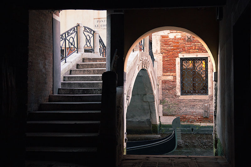 Sotoportego veneciano con puente y canal