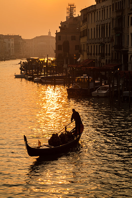Góndola navegando el Gran Canal al atardecer